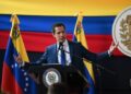 El líder opositor Juan Guaidó, este lunes en una rueda de prensa en Caracas.