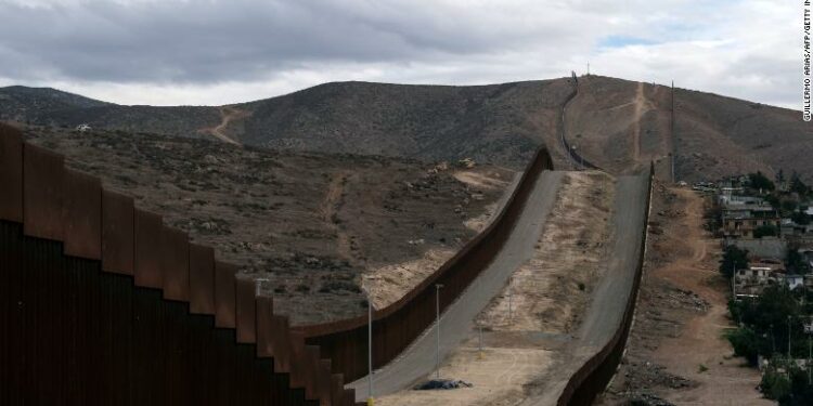 Encuentran a 600 migrantes escondidos en dos tráileres en México
