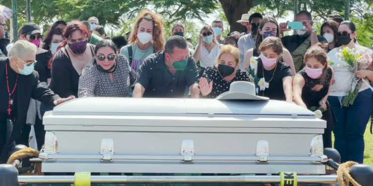 Entre cantos y lágrimas despiden al actor Octavio Ocaña