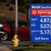 Un cartel con los precios de los carburantes en una gasolinera en Solana Beach (California), este lunes.