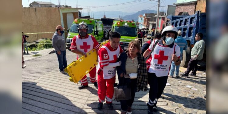 mueren al menos 19 personas en choque de autobús