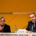 Cuauhtémoc Cárdenas y el expresidente español José Luis Rodríguez Zapatero durante la mesa en la Feria Internacional del Libro de Guadalajara.
