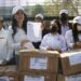 Integrantes de la organización Que Siga la Democracia entrega al INE un millón de firmas para la revocación de mandato del presidente Andrés Manuel López Obrador.