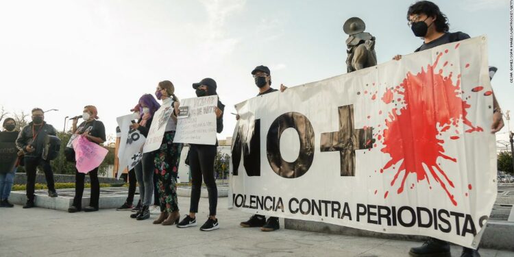 Asesinatos de periodistas desatan ira y ansiedad en la prensa de México