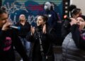 Un grupo de vecinos concentrado el pasado 14 de febrero para intentar paralizar un desahucio en Barcelona.