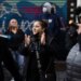Un grupo de vecinos concentrado el pasado 14 de febrero para intentar paralizar un desahucio en Barcelona.