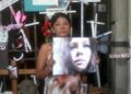 Ana Luisa Garduño sostiene una foto de su hija asesinada.