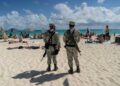 Dos elementos de la Guardia Nacional resguardan la playa frente al Mamita's Beach Club.