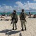 Dos elementos de la Guardia Nacional resguardan la playa frente al Mamita's Beach Club.