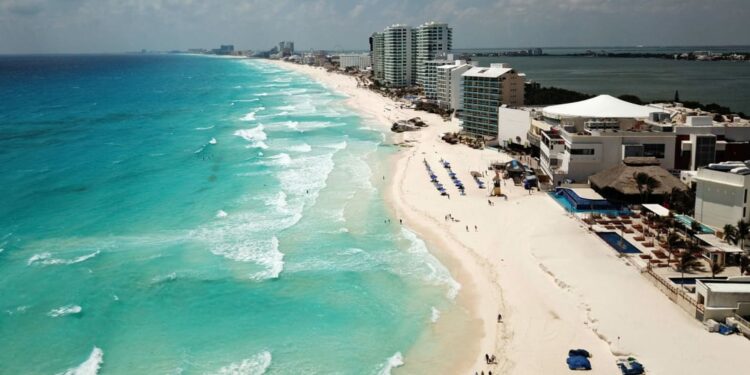 Los CDC catalogan a México y más latinoamericanos como de riesgo "muy alto" por covid-19