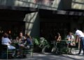 Residentes extranjeros desayunan en un restaurante de la colonia Condesa.