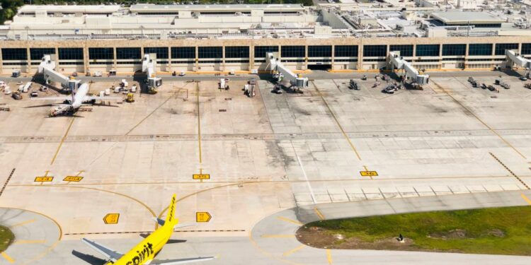 Hay reportes contradictorios sobre detonaciones en aeropuerto de Cancún