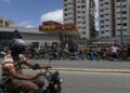 Una fila de motociclistas espera para cargar combustible en una gasolinera de Caracas, en agosto de 2020.