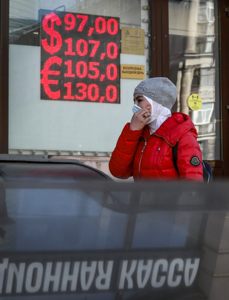 La invasión de Ucrania añade presión al mercado de divisas | Negocios