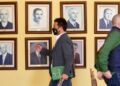 El alcalde de El Verger (Alicante), Ximo Coll (i), del PSPV-PSOE, al inicio del pleno municipal de reprobación a raíz de que se desvelara que se vacunó, junto a su esposa, contra la covid-19 antes de tiempo.