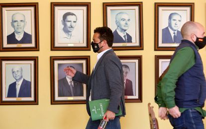 El alcalde de El Verger (Alicante), Ximo Coll (i), del PSPV-PSOE, al inicio del pleno municipal de reprobación a raíz de que se desvelara que se vacunó, junto a su esposa, contra la covid-19 antes de tiempo.
