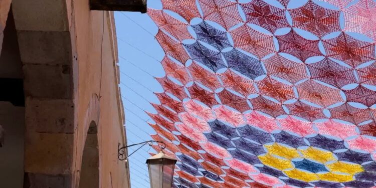 conoce el techo de colores tejido por manos mexicanas