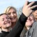 Le Pen se fotografiaba con unas simpatizantes, este lunes en Soucy (provincia de Yonne).