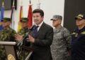 El ministro de Defensa de Colombia, Diego Molano (c), hablando durante una rueda prensa, para aclarar los hechos desarrollados durante una operación en Putumayo contra uno de los líderes de las disidencias de las FARC. Bogotá, 6 de abril de 2022