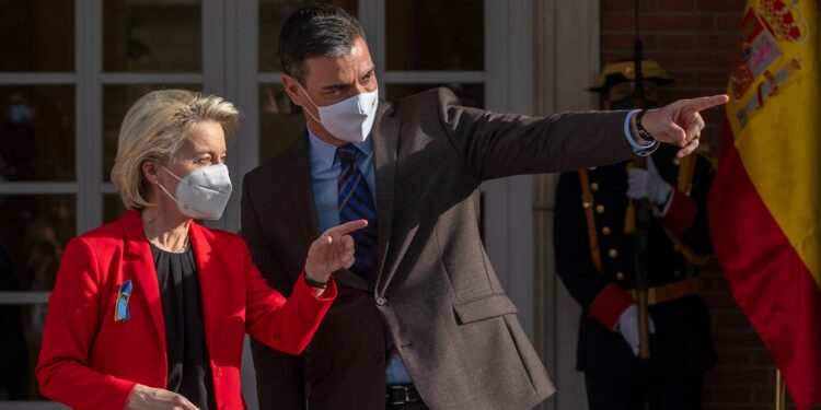 Bruselas reclama a España que aclare cómo financiará el límite de los precios del gas | Economía