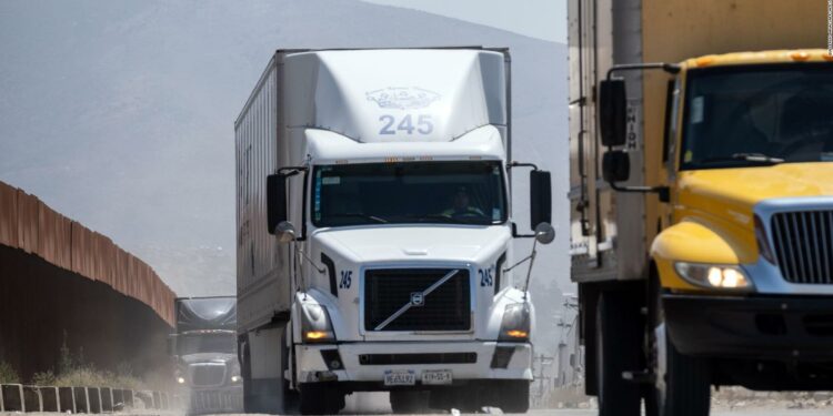 Caos en la frontera México-EE.UU. por medida de Abbott