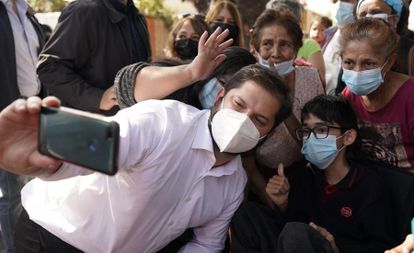 El presidente de Chile, Gabriel Boric, se saca una foto con un grupo de seguidores en Santiago, el 7 de abril de 2022.