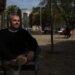 Javier Cabello Lozano, de 43 años y nacido en Córdoba, junto a la estación de metro de Collblanc en Barcelona.