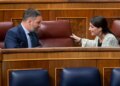 Santiago Abascal, presidente de Vox, y Macarena Olona, portavoz parlamentaria y ahora candidata a la Junta de Andalucía por la formación, este jueves en el Congreso.
