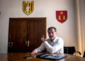 El alcalde de Perpiñán, Louis Aliot, señalaba el jueves  en su despacho el nuevo escudo de la ciudad.