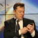 Musk observa su teléfono móvil en una conferencia de prensa de SpaceX en Cabo Cañaveral, en enero de 2020.