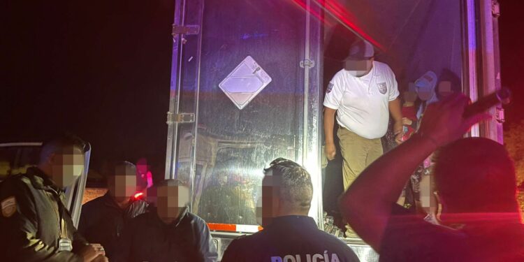 Encuentran a 133 migrantes hacinados en un tractocamión en México
