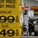 Un cartel con los precios de los carburantes, este lunes en una gasolinera en Washington.