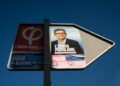 Uno de los carteles de Jean-Luc Mèlenchon en una calle de París el 21 de abril.