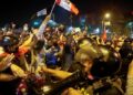 Enfrentamientos entre manifestantes y policías, la noche del martes, en Lima, Perú.