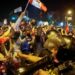 Enfrentamientos entre manifestantes y policías, la noche del martes, en Lima, Perú.