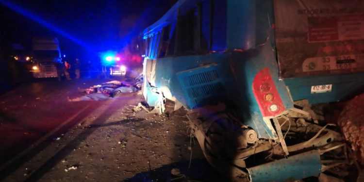 Al menos 14 personas muertas y 20 lesionadas en accidente vehicular en Jalisco