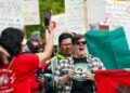Miembros del Sindicato de Trabajadores de Starbucks se manifiestan el último Primero de Mayo en Seattle.