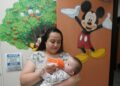 Elizabeth Amador alimenta a su hija, de nueve meses, en un dispensario público, el 12 de mayo en West Valley City (Utah).