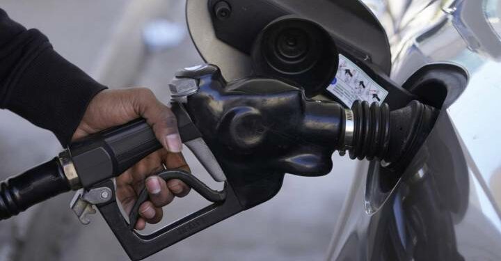 Cómo pagar menos por la gasolina: las mejores tarjetas para conseguir descuentos | Mi dinero