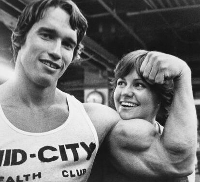 Un joven Arnold Schwarzenegger presume de músculos en una imagen tomada en 1976.