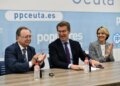 El presidente de la ciudad autónoma de Ceuta, Juan Jesús Vivas (izquierda) y el presidente del PP, Alberto Núñez Feijóo (en el centro), y la secretaria general del PP de Ceuta, Yolanda Bel, en la Junta Directiva del PP de Ceuta, este martes.