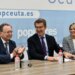 El presidente de la ciudad autónoma de Ceuta, Juan Jesús Vivas (izquierda) y el presidente del PP, Alberto Núñez Feijóo (en el centro), y la secretaria general del PP de Ceuta, Yolanda Bel, en la Junta Directiva del PP de Ceuta, este martes.