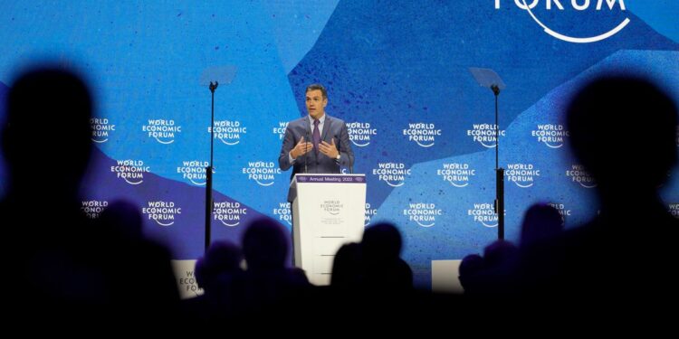 Sánchez vende optimismo económico en Davos: “España está conteniendo mejor que otros el daño de la guerra de Putin” | España