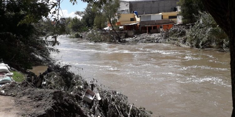 Apunto de desbordarse el Rio Tula por las fuertes lluvias