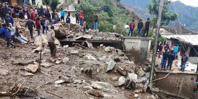 Buscan en Oaxaca sobrevivientes por el paso del Huracan Agatha; Ya identificaron a nueve