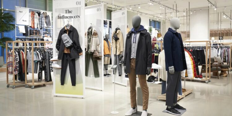 De compras en la primera tienda física de moda de Amazon: “Es el futuro”