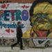 Un hombre pasa junto a un mural que representa al candidato Gustavo Petro, en Bogotá.