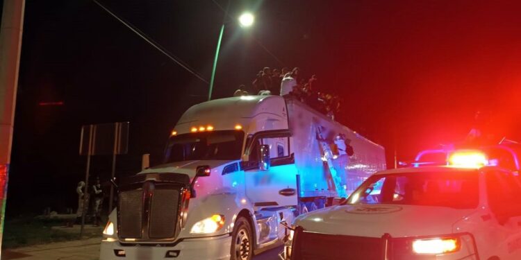 Encuentran a cientos de migrantes dentro de un tráiler en el sur de México