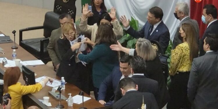 Entre gritos y empujones durante la sesión ordinaria del Congreso de Tamaulipas