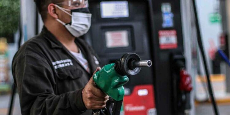 Gasolina en EU supera por primera vez los cinco dólares por galón